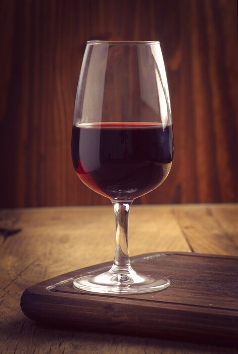 Poster glazen en een fles wijn op oud hout