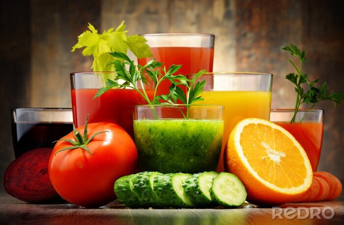 Poster Glazen met verse biologische groenten en vruchtensappen