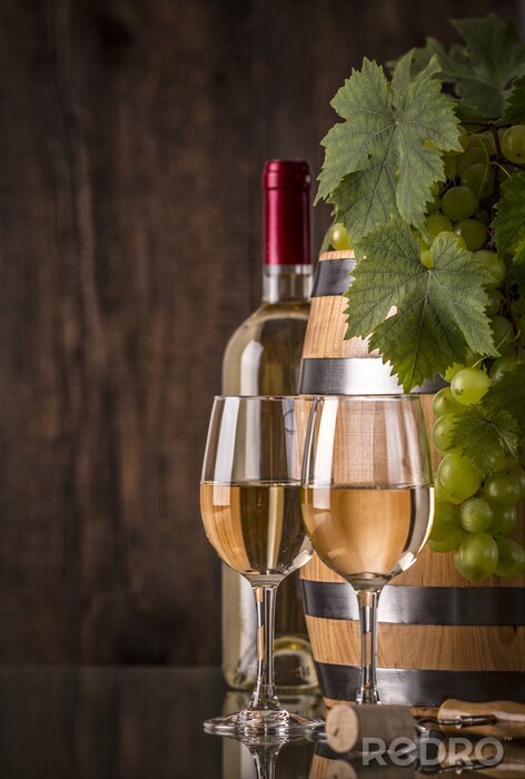 Poster Glazen wijn met fles vat en druiven