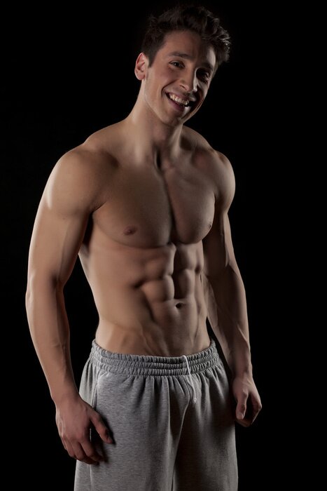 Poster glimlachen, halfnaakte gespierde man op een zwarte achtergrond