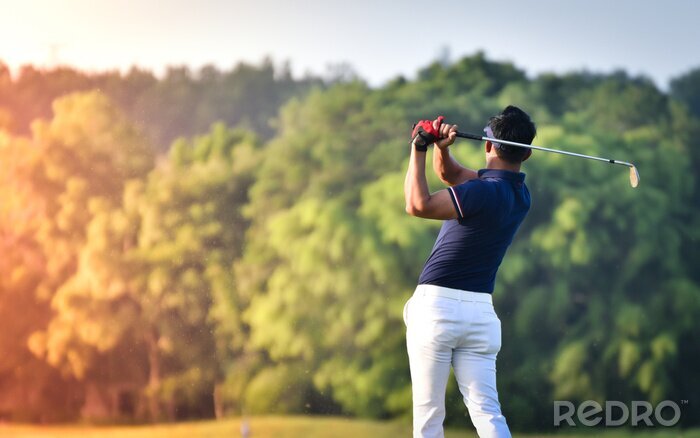Poster Golfer raakt golf geschoten met club op koers vintage kleurtoon