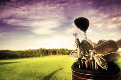 Poster Golftoestel, clubs bij zonsondergang op golfbaan