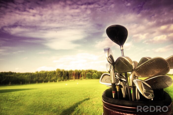 Poster Golftoestel, clubs bij zonsondergang op golfbaan