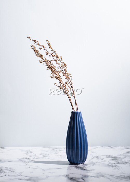Poster Gras in een minimalistische compositie van een marineblauwe vaas