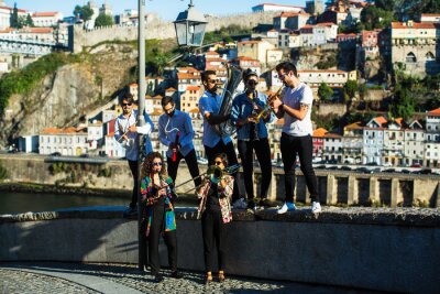 Poster Groep muzikanten (Jazz band) spelen muziek in de straat van het oude centrum van Porto, Portugal.