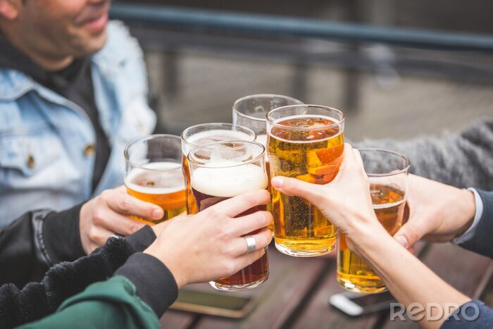Poster Groep van vrienden genieten van een biertje in de pub in Londen