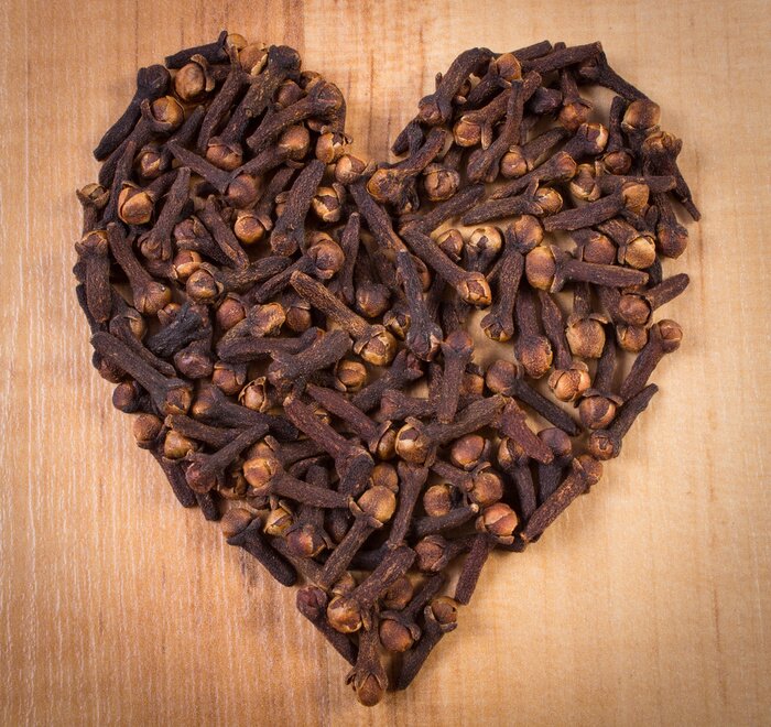 Poster Hart van kruidnagels op houten tafel, kruiden voor het koken