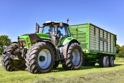 Harvest - Agrarische technologie - terugtrekken van kuilgras met trekker en opraapwagen
