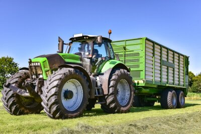 Fotobehang Harvest - Agrarische technologie - terugtrekken van kuilgras met trekker en opraapwagen