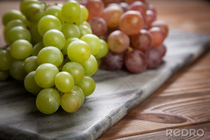 Poster Heerlijke druiven op een keukentafel
