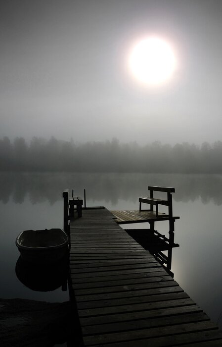 Poster Herfstlandschap van een mistig meer