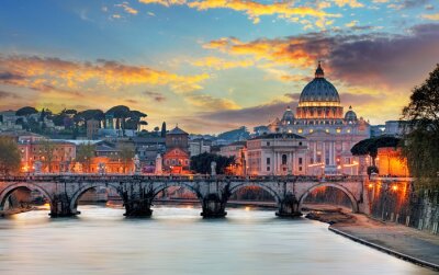 Het landschap van Rome bij zonsondergang
