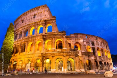 Poster Het verlichte Romeinse Colosseum tegen een donkere hemel.