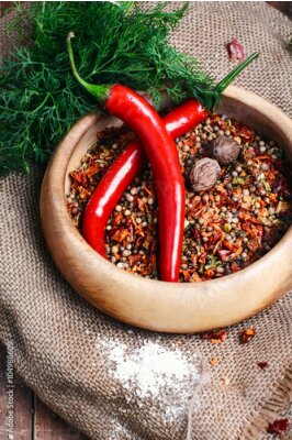 Poster Hete chilipepers naast een kleurrijke kruidenmix