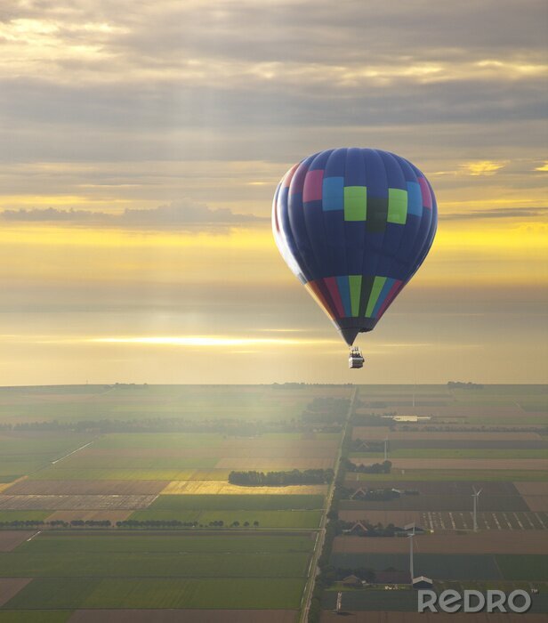 Poster Hete lucht ballon met mooie zonsondergang hemel
