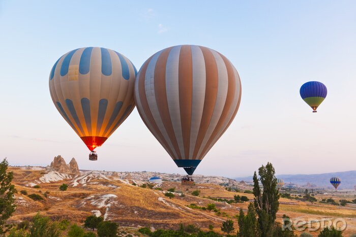 Poster Hete luchtballon die over Cappadocia Turkije