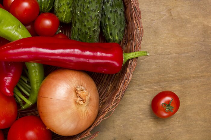 Poster Hete rode pepers in een rieten mand