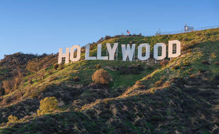 Poster HOLLYWOOD - CALIFORNIË 24 FEBRUARI, 2017: Het Hollywood-teken, gebouwd in 1923, is wereldberoemd oriëntatiepunt en Amerikaans cultureel pictogram op Onderstel Lee