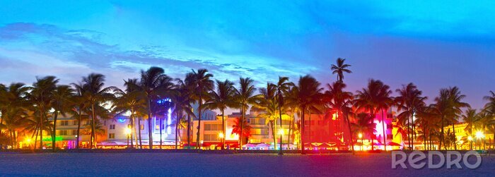 Poster Hotels en restaurants van Florida bij zonsondergang op Ocean Drive Miami Beach, wereldberoemd bestemming voor het nachtleven, prachtig weer en ongerepte stranden