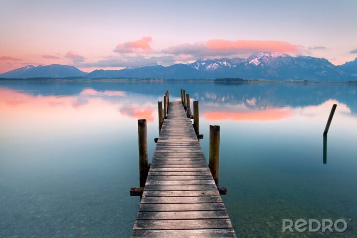 Poster Houten pier aan een rustig meer