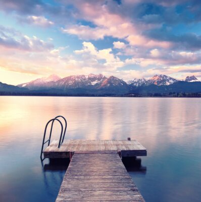Houten pier in hooggebergte