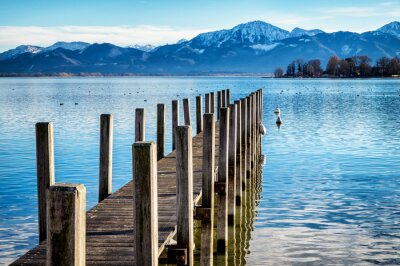 Fotobehang Houten pier op een blauw meer