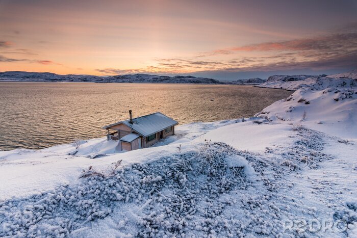 Poster Huisje aan de kust van de Noordelijke IJszee bij zonsondergang in de winter