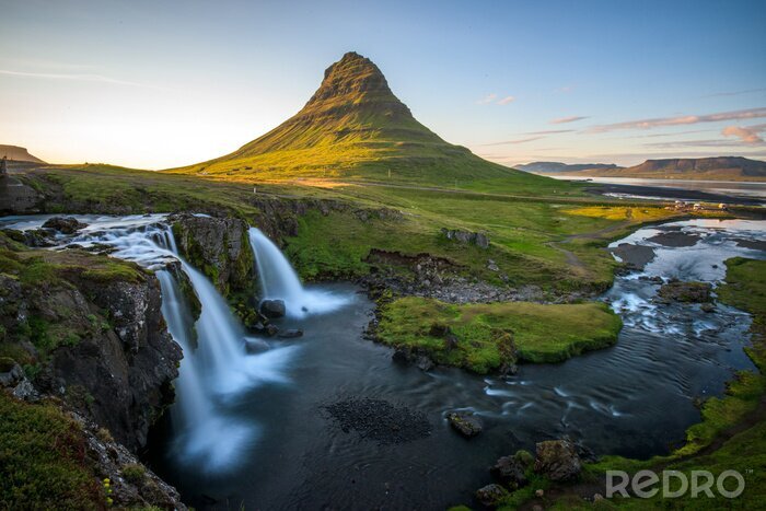 Poster IJslandse waterval bij de berg