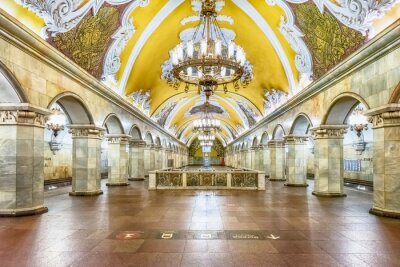 Interieur van Komsomolskaya metrostation in Moskou, Rusland
