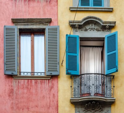 Italiaans huis met kleurrijke muren, ramen en balkon