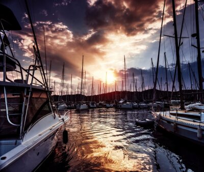 Jachthaven op dramatische zonsondergang