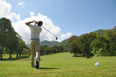Poster Jong Aziatisch golfspel op een mooie natuurlijke golfcursus