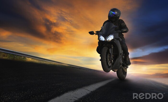 Poster jonge man rijden motorfiets op asfalt snelwegen weg met profes