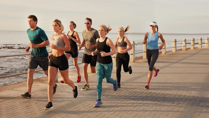 Poster Jonge mensen lopen langs het strand promenade