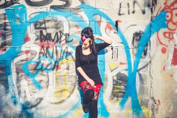 Poster jonge mooie punk donkere meisje