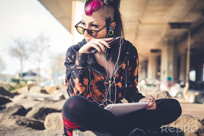 Poster jonge mooie punk donkere meisje met behulp van tablet
