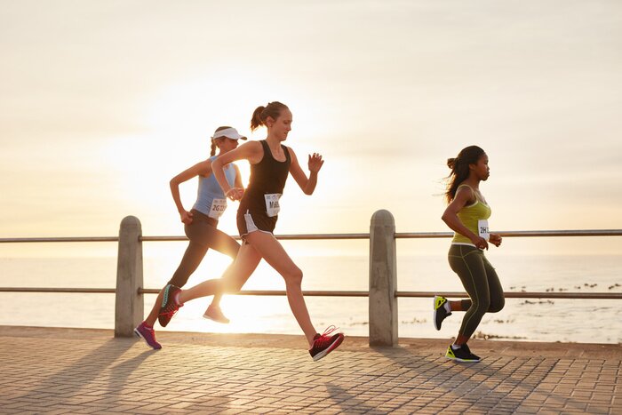 Poster Jonge vrouwen die op een weg door de zee