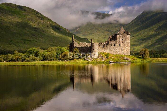 Poster Kilchurn Castle in Schotland, groen landschap