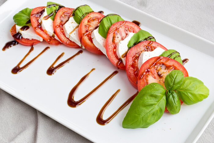 Poster Klassieke Italiaanse tomaat, kaas en basilicum salade