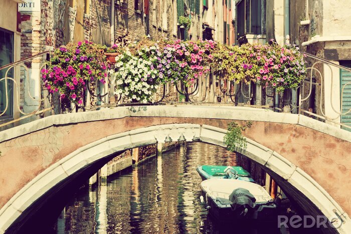 Poster Kleurrijke bloemen op een Venetiaans balkon