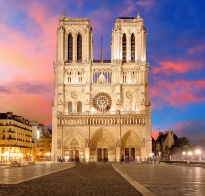 Kleurrijke lucht boven de kathedraal van Notre Dame