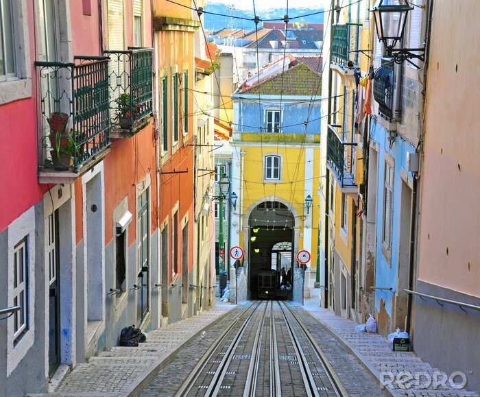Poster Kleurrijke straat van Lissabon