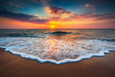 Kleurrijke zonsopgang bij de zee