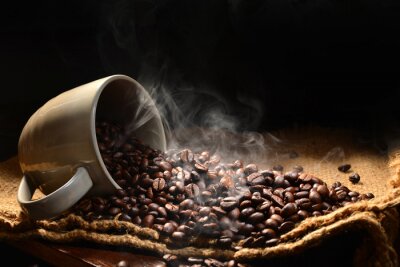 Koffie bonen met rook in een koffiekopje
