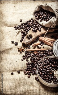Poster Koffiebonen en aromatische specerijen tegen de achtergrond van een jutezak.