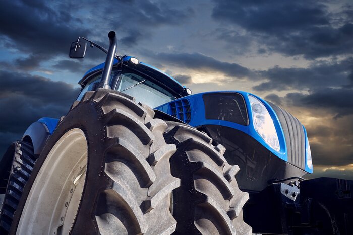 Poster Krachtige tractor op zonsondergangachtergrond