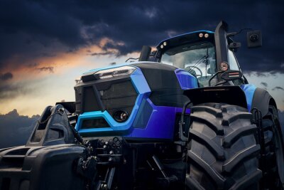 Krachtige tractor tegen een stormachtige hemel