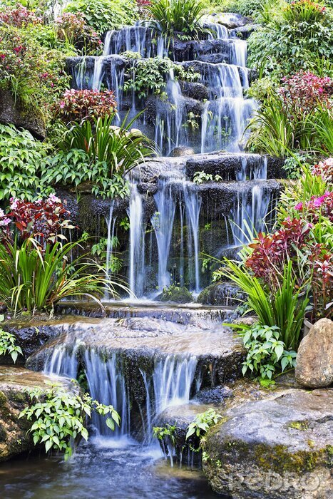 Poster Kunstmatige waterval en standbeeld in de tuin