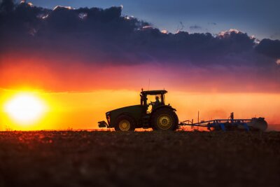 Landbouwer in tractor voorbereiding van grond met zaaibed cultivator