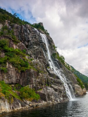 Poster Landschap met een Noorse waterval